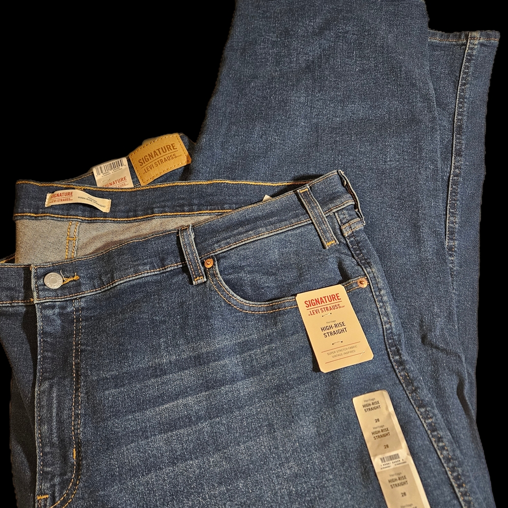Levi Strauss Signature Women's High-Rise Straight Jeans. Size 28